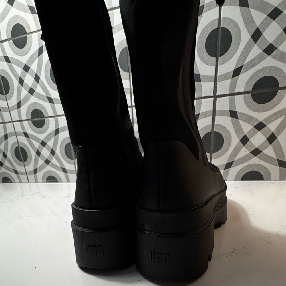 UGG Black Platform Winter Boots – Size 8.5 – Worn Once – Pristine - Picture 5 of 13